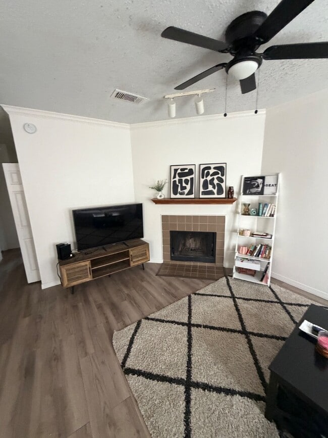 Photo - 915 W 23rd St