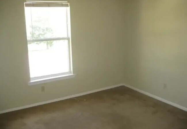 Photo - 380 Regal St