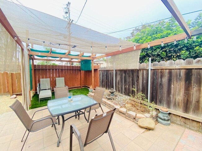 Building Photo - Great Location in Pacific Beach! Private l... Rental