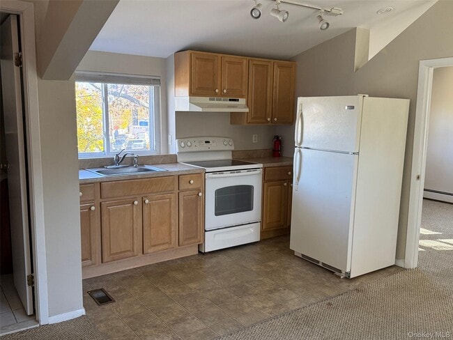 Photo - 160 Laurel Ave Unit Upper in Back Building