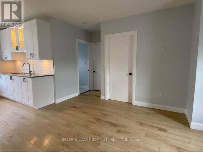Photo - 243 Dufferin St