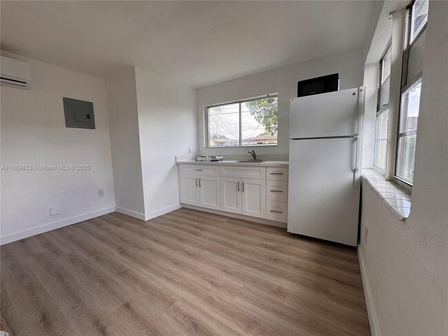 Photo - 481 E 31st St Unidad 1