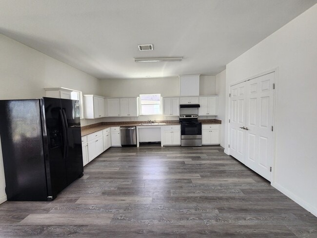 Building Photo - 3/2/2-AVAILABLE FOR LATE OCTOBER-NOVEMBER MOVE IN