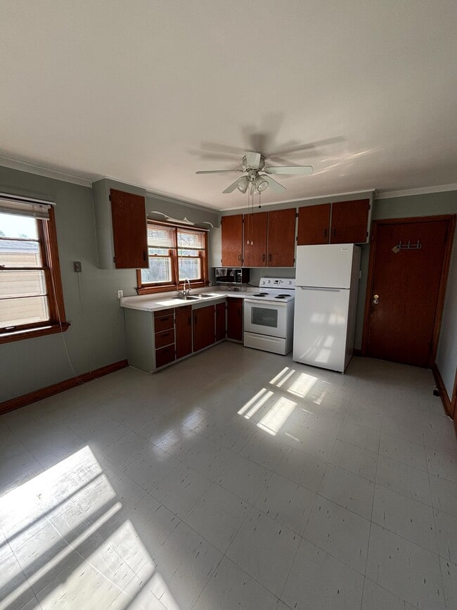 Photo - 381 Nelson St Unit 3- upper
