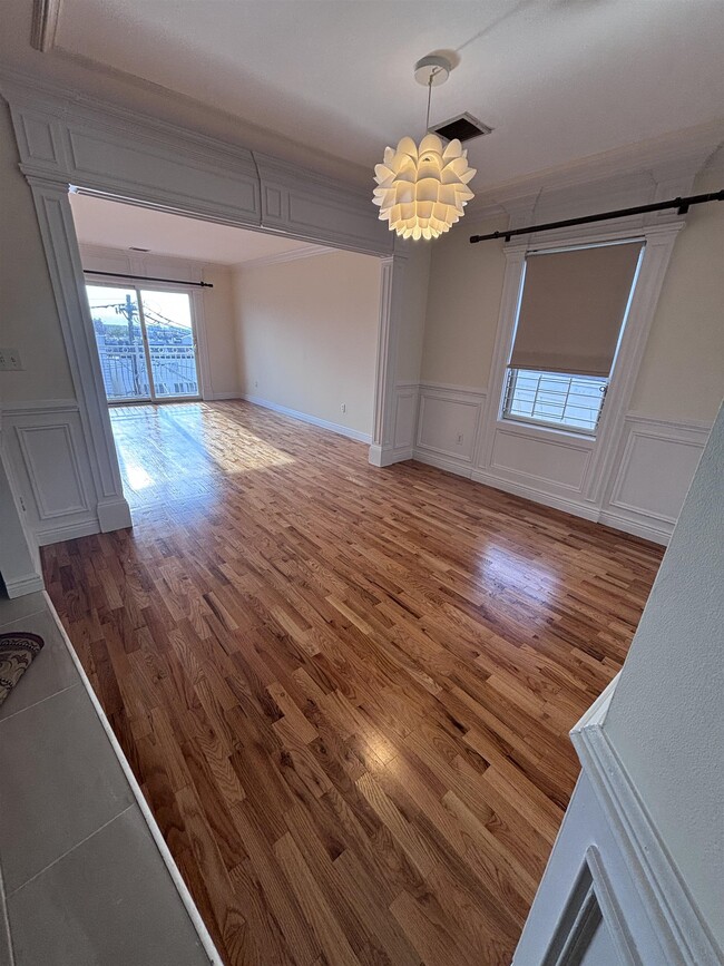 Building Photo - 166 Lincoln St