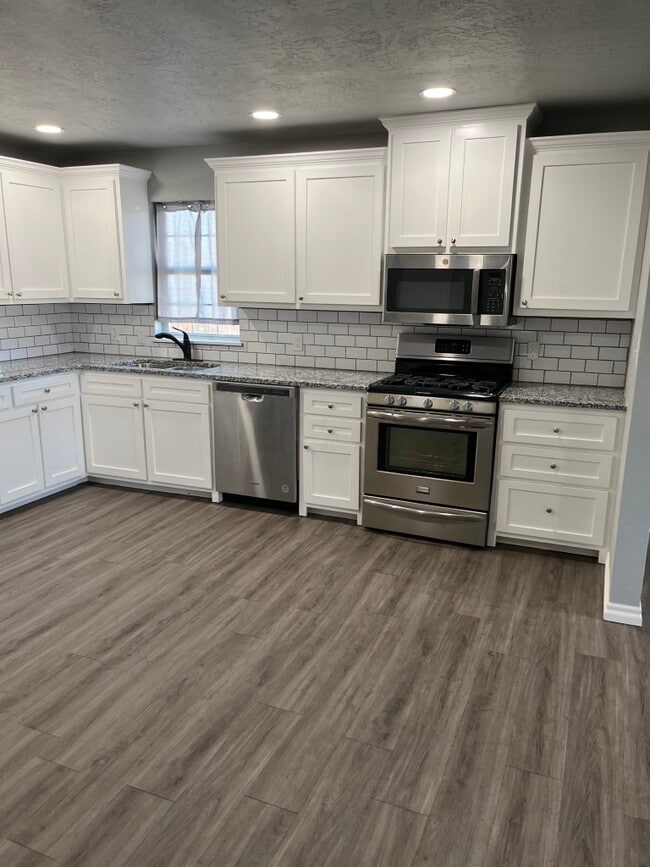 Photo - 121 G St