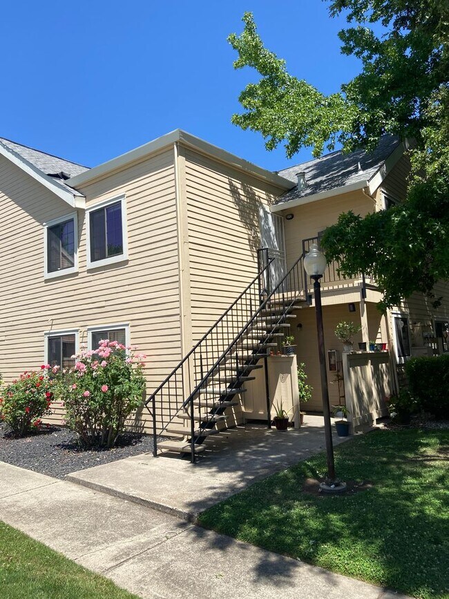 Upstairs 3 Bdrm, 2 Bath Condo - Citrus Hei... - Upstairs 3 Bdrm, 2 Bath Condo - Citrus Hei...