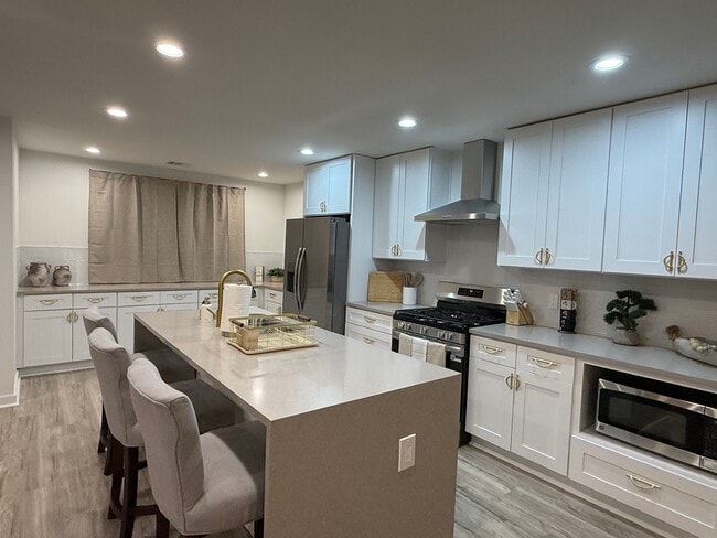 2101 Vanderbilt Ln