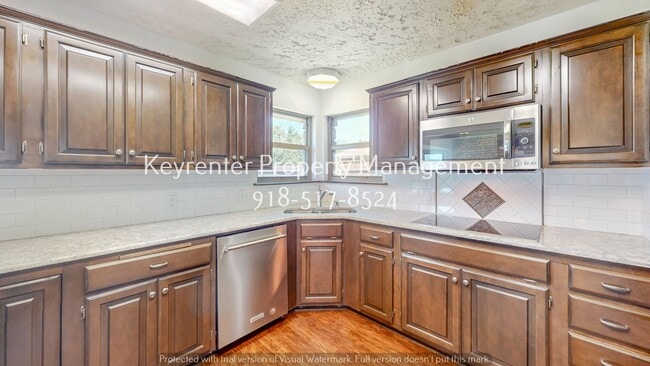 4004 S Maple Ave