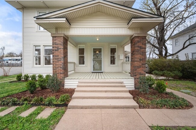 1106 W 4th Ave