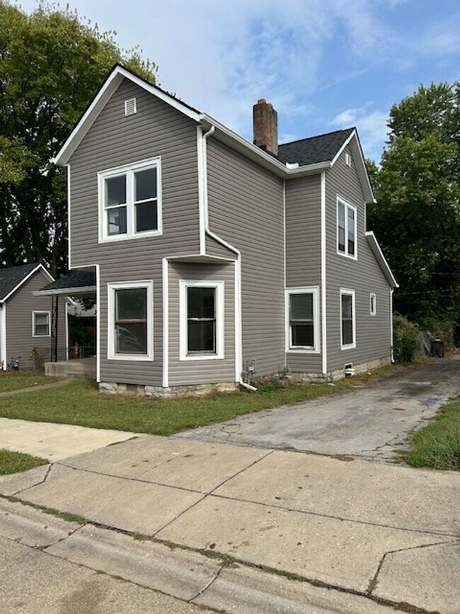 Photo - 611-615 E Pearl St