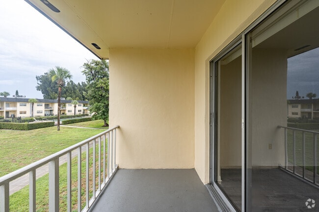 2BR, 2BA - 850SF - Balcony