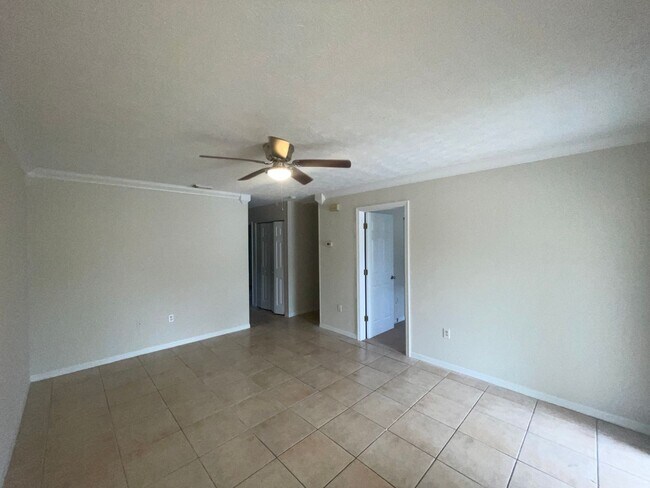 Photo - 2/1 FOR RENT in Ft. Pierce - Middle Unit - Triplex
