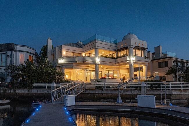 Building Photo - Exquisite Waterfront Gem.