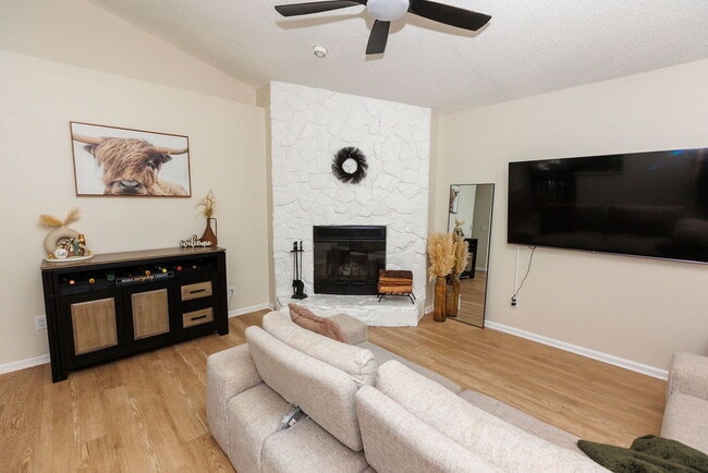 Photo - Beautifully updated 3 bedroom 2 bath home in Orange Park . Unidad C