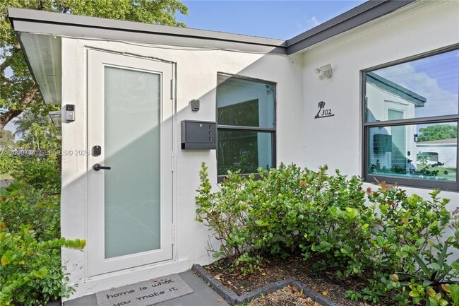 Photo - 300 SW 23rd St Unit 2