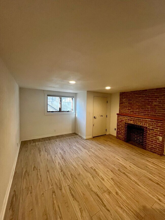 Photo - 607 W Babcock St Unidad Bottom Floor