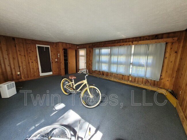 Photo - 5820 Main St