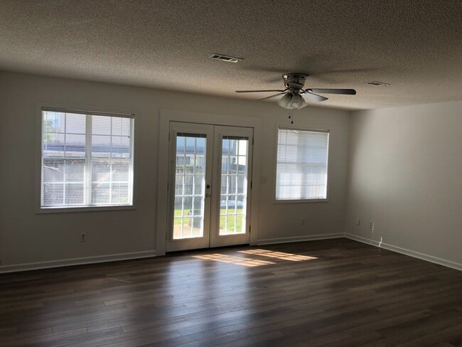 Photo - Foxhill Commons - Fresh Paint and New Flooring Throughout!!!