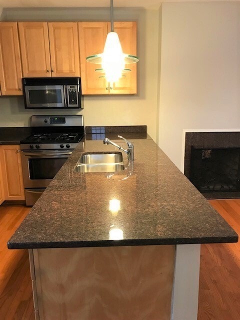 Come en la isla con encimera de granito con fregadero y lavavajillas integrados. - 5934 Elwood St Unidad 3