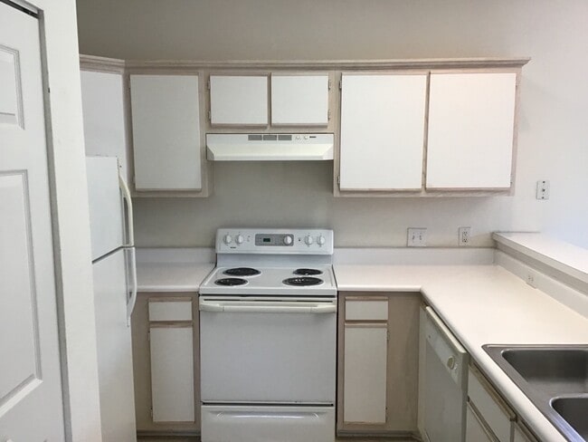 Building Photo - 1 Bedroom Unfurnished Condo in Fairways Unit 5-K