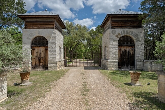 Building Photo - 907 Crystal Creek Dr