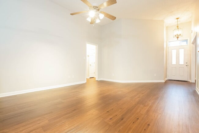 Photo - 735 Classic Dr S