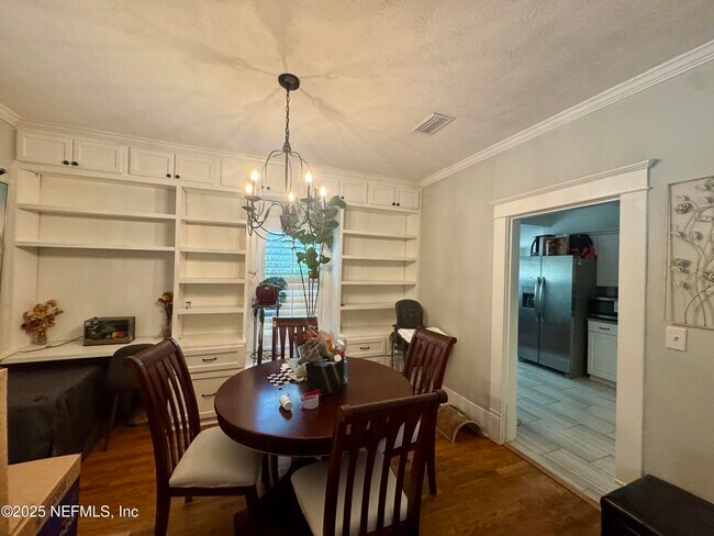 Photo - 3649 Walsh St