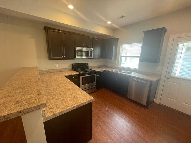 Photo - 3 bedroom 2.5 Bathroom House Welcomes Stud...