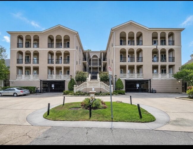 Building Photo - 58 Briar Hollow Ln Unit 408
