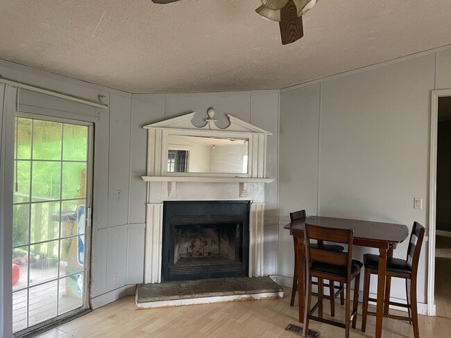 Building Photo - 5 Bedroom, 3 Bath 2,128 sq ft Doublewide T... Rental