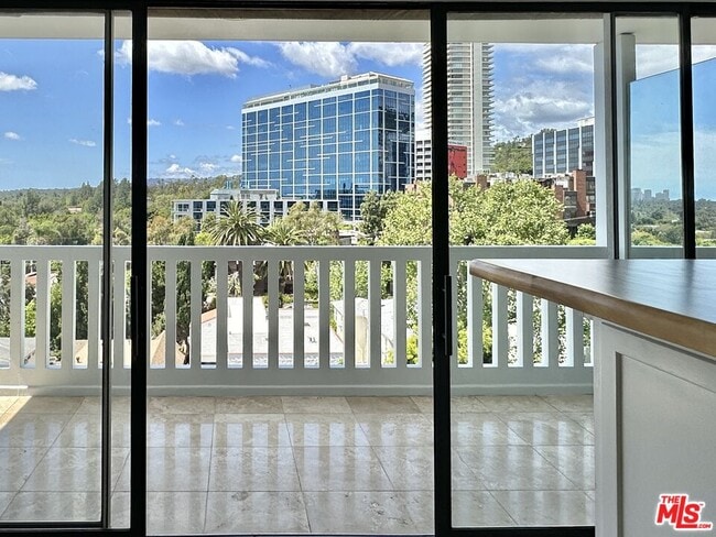 Building Photo - 999 N Doheny Dr Unit 711