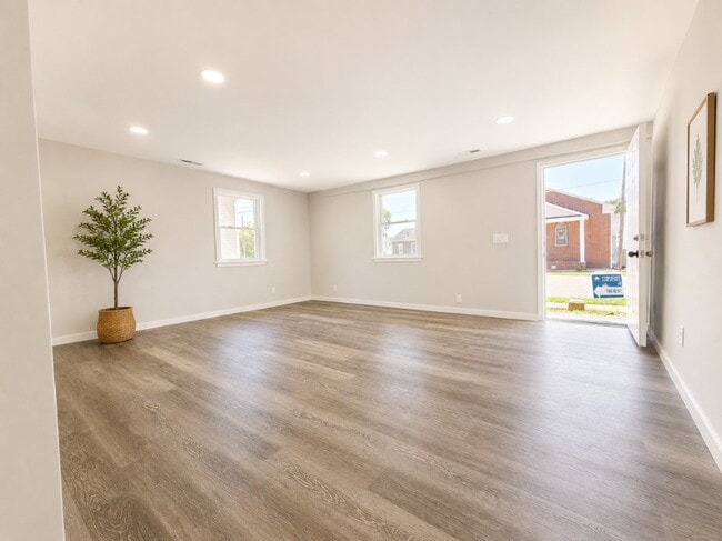 Photo - 109 N Dunlop St