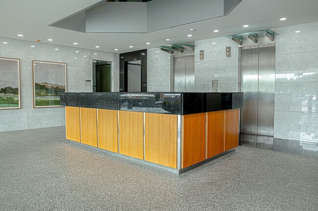 2425 Fountain View Dr Unit 210