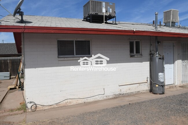 Building Photo - 2532 E Adams St