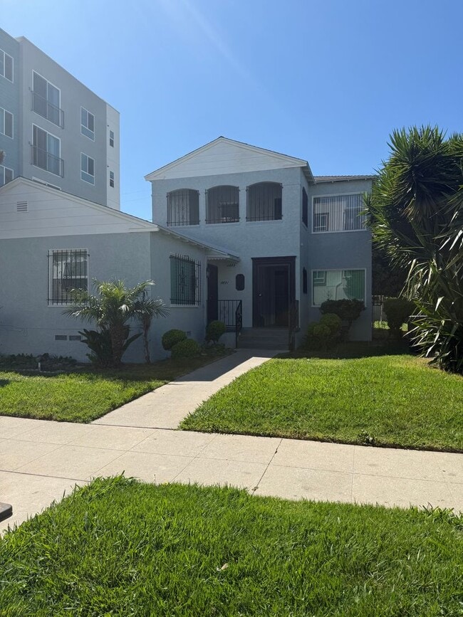 Photo - FOR RENT — COMPLETELY REMODELED Apartment Unidad 3529