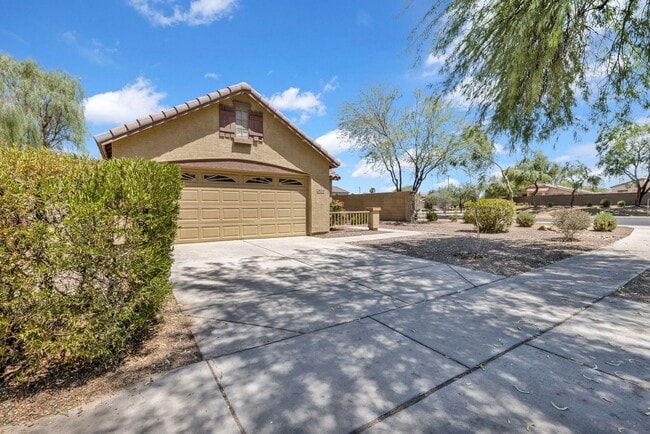 Building Photo - Lovely 3 bed / 2.5 bath Home in the Power ...