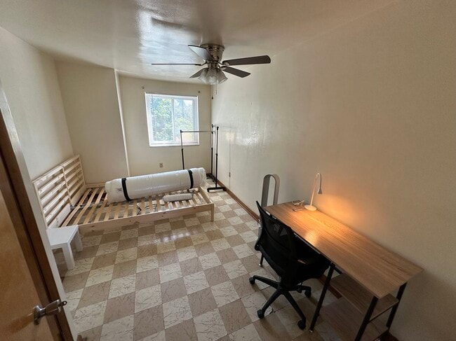 Photo - 10 Oakland Sq