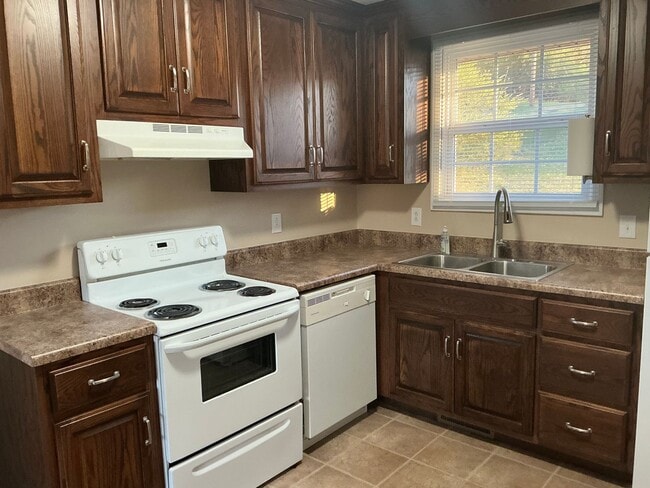 Photo - 220 Crossland Ave