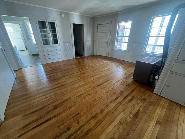 Building Photo - 551 Montgomery St Unit 2