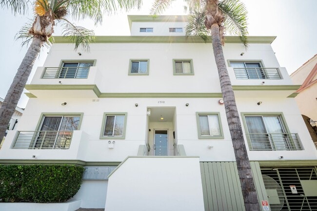 Photo - 1752 N Kingsley Dr.