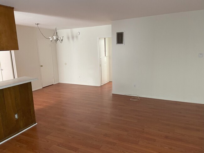 Comedor + Sala de estar - 1440 Barry Ave