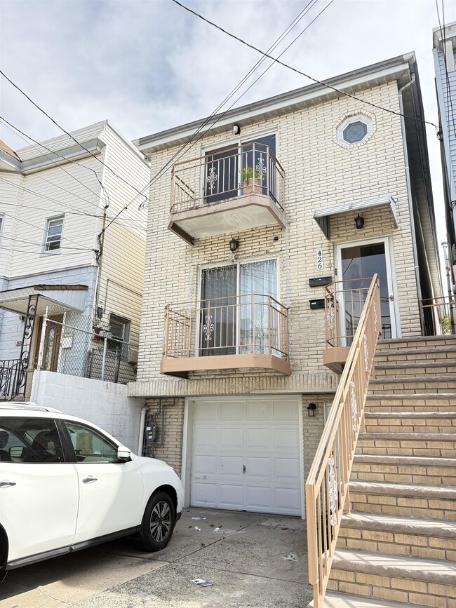 Building Photo - 426 Liberty Ave Unit 2 Rental