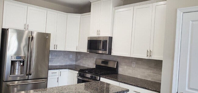"Charming 3-Bedroom Retreat with 2.5 Baths in Charlotte's Heart – Spacious 1880 Sq Ft Gem!"