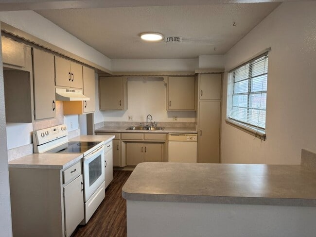 Photo - 2 bed 2 bath duplex refreshed with new flo...
