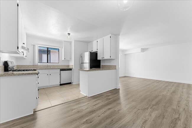 Building Photo - 444 W Windsor Rd Unit 10