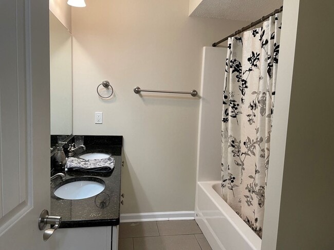 Building Photo - 21 Gloucester Dr Rental