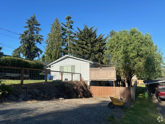 Building Photo - LARGE FOUR BEDROOM HOME WITH TWO KITCHENS