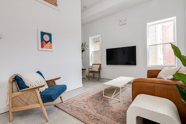 Photo - 1636 N Western Avenue