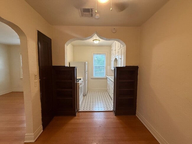 Building Photo - Charming Historic 1-Bedroom in Gatewood | Walk to the Plaza District Unit 1718-8